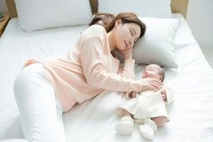 侧躺着喂养新生儿图解，正确的姿势保证不溢奶